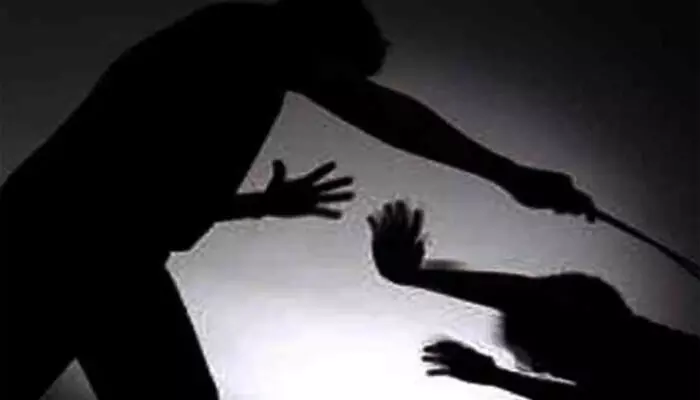 ഹോം വർക്ക് ചെയ്യാത്തതിന് കണ്ണില്ലാ ക്രൂരത; സ്കൂളിലെത്തിയ മൂന്നാം ക്ലാസ് വിദ്യാർത്ഥിയുടെ തുട അടിച്ചു തകർത്ത് അധ്യാപകൻ; ദയനീയ സംഭവം കൊല്ലത്ത് ഹോം വർക്ക് ചെയ്യാത്തതിന് കണ്ണില്ലാ ക്രൂരത; സ്കൂളിലെത്തിയ മൂന്നാം ക്ലാസ് വിദ്യാർത്ഥിയുടെ തുട അടിച്ചു തകർത്ത് അധ്യാപകൻ; ദയനീയ സംഭവം കൊല്ലത്ത്