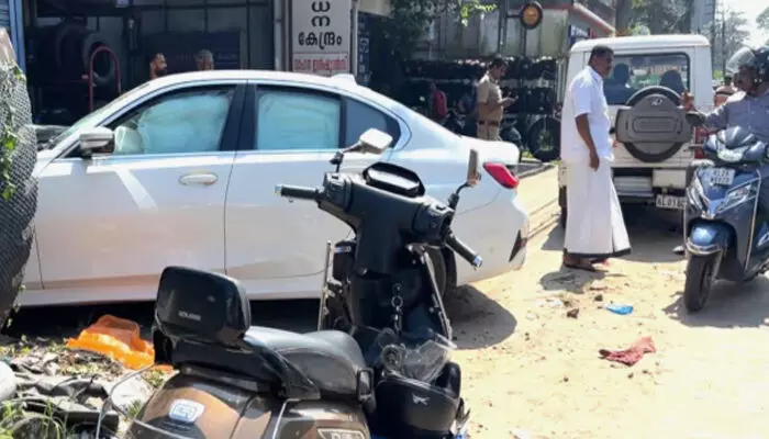 നിയന്ത്രണം വിട്ട് പാഞ്ഞെത്തിയ ബിഎംഡബ്ല്യു കാർ; ഞൊടിയിടയിൽ ഒരു സ്കൂട്ടറിലും ഓട്ടോയിലും ഇടിച്ചുകയറി; അപകടത്തിൽ ഒരാളുടെ കാലൊടിഞ്ഞു; ആശുപത്രിയിൽ പ്രവേശിപ്പിച്ചു നിയന്ത്രണം വിട്ട് പാഞ്ഞെത്തിയ ബിഎംഡബ്ല്യു കാർ; ഞൊടിയിടയിൽ ഒരു സ്കൂട്ടറിലും ഓട്ടോയിലും ഇടിച്ചുകയറി; അപകടത്തിൽ ഒരാളുടെ കാലൊടിഞ്ഞു; ആശുപത്രിയിൽ പ്രവേശിപ്പിച്ചു