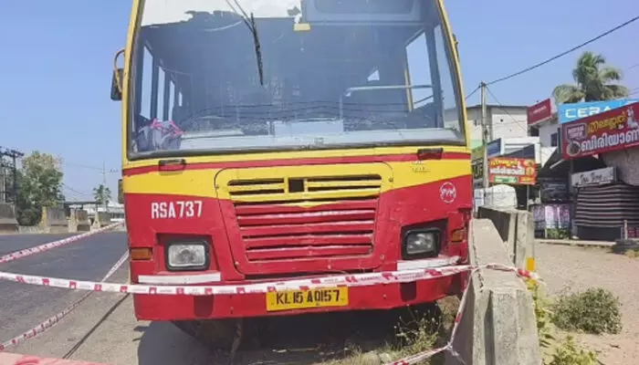 ഓടിക്കൊണ്ടിരിക്കെ ബസിന്റെ ടയർ ഊരിത്തെറിച്ചു; പരിഭ്രാന്തിയിൽ നിലവിളിച്ച് യാത്രക്കാർ; നിയന്ത്രണം വിട്ട് നേരെ ഇടിച്ചുകയറിയത് ഡിവൈഡറിൽ; എല്ലാവരും രക്ഷപ്പെട്ടത് ഭാഗ്യം കൊണ്ട് മാത്രം ഓടിക്കൊണ്ടിരിക്കെ ബസിന്റെ ടയർ ഊരിത്തെറിച്ചു; പരിഭ്രാന്തിയിൽ നിലവിളിച്ച് യാത്രക്കാർ; നിയന്ത്രണം വിട്ട് നേരെ ഇടിച്ചുകയറിയത് ഡിവൈഡറിൽ; എല്ലാവരും രക്ഷപ്പെട്ടത് ഭാഗ്യം കൊണ്ട് മാത്രം