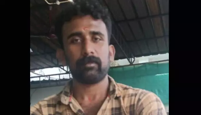 പൊതുസ്ഥലത്ത് നാട്ടുകാരോട് ബഹളം; കസ്റ്റഡിയിലെടുത്ത് കയറ്റി ജീപ്പിലും അക്രമം; സ്റ്റേഷനില് എത്തിച്ചപ്പോള് മേശ അടിച്ചു തകര്ത്തു; പൊലീസ് സ്റ്റേഷനില് അതിക്രമം കാട്ടിയ പ്രതി അറസ്റ്റില് പൊതുസ്ഥലത്ത് നാട്ടുകാരോട് ബഹളം; കസ്റ്റഡിയിലെടുത്ത് കയറ്റി ജീപ്പിലും അക്രമം; സ്റ്റേഷനില് എത്തിച്ചപ്പോള് മേശ അടിച്ചു തകര്ത്തു; പൊലീസ് സ്റ്റേഷനില് അതിക്രമം കാട്ടിയ പ്രതി അറസ്റ്റില്