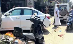 നിയന്ത്രണം വിട്ട് പാഞ്ഞെത്തിയ ബിഎംഡബ്ല്യു കാർ; ഞൊടിയിടയിൽ ഒരു സ്‌കൂട്ടറിലും ഓട്ടോയിലും ഇടിച്ചുകയറി; അപകടത്തിൽ ഒരാളുടെ കാലൊടിഞ്ഞു; ആശുപത്രിയിൽ പ്രവേശിപ്പിച്ചു