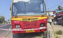 ഓടിക്കൊണ്ടിരിക്കെ ബസിന്റെ ടയർ ഊരിത്തെറിച്ചു; പരിഭ്രാന്തിയിൽ നിലവിളിച്ച് യാത്രക്കാർ; നിയന്ത്രണം വിട്ട് നേരെ ഇടിച്ചുകയറിയത് ഡിവൈഡറിൽ; എല്ലാവരും രക്ഷപ്പെട്ടത് ഭാഗ്യം കൊണ്ട് മാത്രം