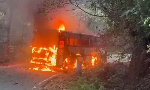 മാക്കൂട്ടം ചുരം ഹനുമാന്‍ അമ്പലത്തിനു സമീപം ടൂറിസ്റ്റ് ബസ് കത്തി നശിച്ചു; ഡ്രൈവറും ക്ലീനറും രക്ഷപെട്ടു