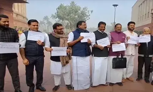 പോറ്റിയെ കേറ്റിയേ സ്വര്‍ണം ചെമ്പായ് മാറ്റിയേ; സ്വര്‍ണം കട്ടവരാരപ്പാ, സഖാക്കളാണേ അയ്യപ്പാ; സ്വര്‍ണക്കൊള്ളയില്‍ പാര്‍ലമെന്റിന് മുന്നില്‍ പാട്ടുപാടി പ്രതിഷേധവുമായി യുഡിഎഫ്  എംപിമാര്‍; കോടതി നിരീക്ഷണത്തില്‍ സിബിഐ അന്വേഷണം വേണമെന്ന് ആവശ്യം