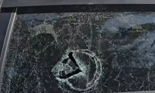 വണ്ടിക്ക് സൈഡ് കൊടുത്തില്ലെന്ന് പറഞ്ഞ് കലിപ്പിലായി; ബൈക്കിലെത്തിയ സംഘം കാറിന്റെ ചില്ലുകൾ അടിച്ചുപൊട്ടിച്ചു; ബമ്പറും അടിച്ചുതകർത്തു; സംഭവം കേച്ചേരിയിൽ