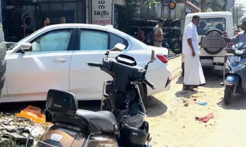 നിയന്ത്രണം വിട്ട് പാഞ്ഞെത്തിയ ബിഎംഡബ്ല്യു കാർ; ഞൊടിയിടയിൽ ഒരു സ്‌കൂട്ടറിലും ഓട്ടോയിലും ഇടിച്ചുകയറി; അപകടത്തിൽ ഒരാളുടെ കാലൊടിഞ്ഞു; ആശുപത്രിയിൽ പ്രവേശിപ്പിച്ചു