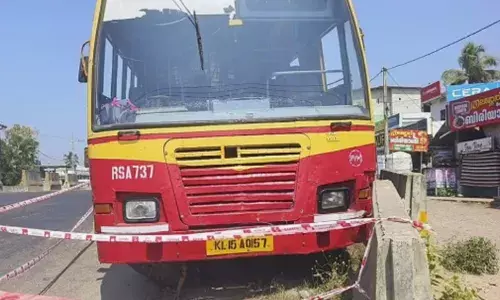 ഓടിക്കൊണ്ടിരിക്കെ ബസിന്റെ ടയർ ഊരിത്തെറിച്ചു; പരിഭ്രാന്തിയിൽ നിലവിളിച്ച് യാത്രക്കാർ; നിയന്ത്രണം വിട്ട് നേരെ ഇടിച്ചുകയറിയത് ഡിവൈഡറിൽ; എല്ലാവരും രക്ഷപ്പെട്ടത് ഭാഗ്യം കൊണ്ട് മാത്രം