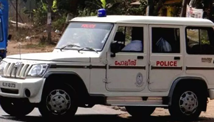 ബസ്സ്റ്റാന്ഡില് പെണ്കുട്ടിയോട് അശ്ലീലം പറഞ്ഞു; യുവാവിന്റെ തല അടിച്ചു പൊട്ടിച്ച് പെണ്കുട്ടിയുടെ സുഹൃത്ത് ബസ്സ്റ്റാന്ഡില് പെണ്കുട്ടിയോട് അശ്ലീലം പറഞ്ഞു; യുവാവിന്റെ തല അടിച്ചു പൊട്ടിച്ച് പെണ്കുട്ടിയുടെ സുഹൃത്ത്