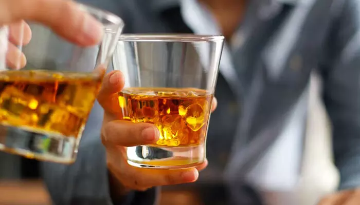 ക്ലാസ് മുറിയില് വട്ടത്തിലിരുന്ന് മദ്യപിച്ച് ഒന്പതാം ക്ലാസിലെ പെണ്കുട്ടികള്; ദൃശ്യങ്ങള് ഫോണില് പകര്ത്തി മറ്റൊരു പെണ്കുട്ടി: പ്ലാസ്റ്റിക് ഗ്ലാസില് മദ്യം ഒഴിച്ചു കുടിക്കുന്ന ദൃശ്യങ്ങള് പുറത്ത് വന്നതോടെ അന്വേഷണത്തിന് ഉത്തരവിട്ട് സര്ക്കാര് ക്ലാസ് മുറിയില് വട്ടത്തിലിരുന്ന് മദ്യപിച്ച് ഒന്പതാം ക്ലാസിലെ പെണ്കുട്ടികള്; ദൃശ്യങ്ങള് ഫോണില് പകര്ത്തി മറ്റൊരു പെണ്കുട്ടി: പ്ലാസ്റ്റിക് ഗ്ലാസില് മദ്യം ഒഴിച്ചു കുടിക്കുന്ന ദൃശ്യങ്ങള് പുറത്ത് വന്നതോടെ അന്വേഷണത്തിന് ഉത്തരവിട്ട് സര്ക്കാര്