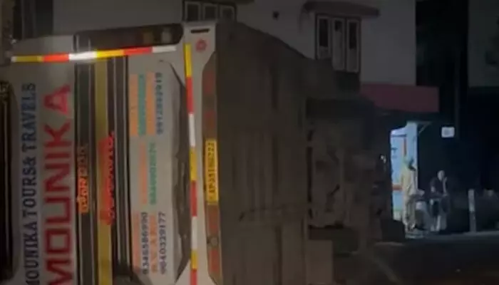 ശബരിമല തീര്ഥാടകര് സഞ്ചരിച്ചിരുന്ന ബസ് മറിഞ്ഞ് അപകടം; പുലര്ച്ചെ രണ്ട് മണിയോടെ ഉണ്ടായ അപകടത്തില് തീര്ത്ഥാടകന്റെ കാല് അറ്റുപോയി ശബരിമല തീര്ഥാടകര് സഞ്ചരിച്ചിരുന്ന ബസ് മറിഞ്ഞ് അപകടം; പുലര്ച്ചെ രണ്ട് മണിയോടെ ഉണ്ടായ അപകടത്തില് തീര്ത്ഥാടകന്റെ കാല് അറ്റുപോയി