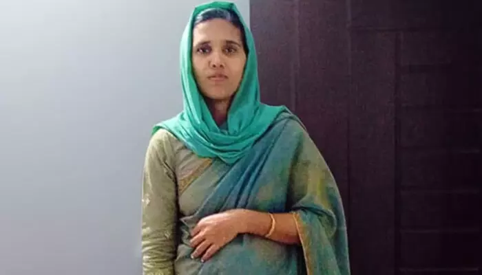 മലപ്പുറം വേങ്ങരയില് യുവതിയെ ഭര്തൃവീട്ടില് തുങ്ങി മരിച്ച നിലയില് കണ്ടെത്തി; 31കാരിയുടെ മരണത്തില് പോലിസ് അന്വേഷണം തുടങ്ങി മലപ്പുറം വേങ്ങരയില് യുവതിയെ ഭര്തൃവീട്ടില് തുങ്ങി മരിച്ച നിലയില് കണ്ടെത്തി; 31കാരിയുടെ മരണത്തില് പോലിസ് അന്വേഷണം തുടങ്ങി