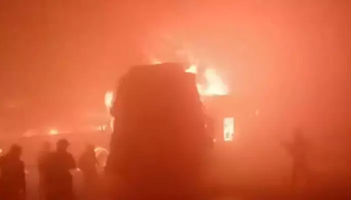 കനത്ത പുകമഞ്ഞിനെ തുടര്ന്ന് കാഴ്ച മറഞ്ഞു; ഡല്ഹി-ആഗ്ര യമുന എക്സ്പ്രസ്വേയില് വാഹനങ്ങള് കൂട്ടിയിടിച്ച് തീപിടിച്ച് നാലു പേര് മരിച്ചു കനത്ത പുകമഞ്ഞിനെ തുടര്ന്ന് കാഴ്ച മറഞ്ഞു; ഡല്ഹി-ആഗ്ര യമുന എക്സ്പ്രസ്വേയില് വാഹനങ്ങള് കൂട്ടിയിടിച്ച് തീപിടിച്ച് നാലു പേര് മരിച്ചു