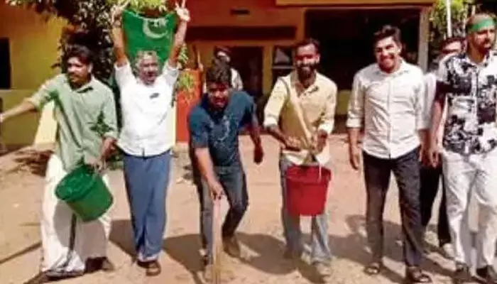 യുഡിഎഫ് ഭരണം പിടിച്ചതിന് പിന്നാലെ പഞ്ചായത്തില് പ്രതീകാത്മക ശുദ്ധീകരണം; ജാതി അധിക്ഷേപമെന്ന് ഉണ്ണി വേങ്ങേരി; യുഡിഎഫിന് വോട്ട് ചെയ്ത ദളിത് വിഭാഗങ്ങളോട് ചെയ്ത അനീതിയെന്നും പ്രതികരണം; മാനസിക വിഷമമുണ്ടായിട്ടുണ്ടെങ്കില് ഖേദം പ്രകടിപ്പിക്കുമെന്ന് മുസ്ലീം ലീഗ് യുഡിഎഫ് ഭരണം പിടിച്ചതിന് പിന്നാലെ പഞ്ചായത്തില് പ്രതീകാത്മക ശുദ്ധീകരണം; ജാതി അധിക്ഷേപമെന്ന് ഉണ്ണി വേങ്ങേരി; യുഡിഎഫിന് വോട്ട് ചെയ്ത ദളിത് വിഭാഗങ്ങളോട് ചെയ്ത അനീതിയെന്നും പ്രതികരണം; മാനസിക വിഷമമുണ്ടായിട്ടുണ്ടെങ്കില് ഖേദം പ്രകടിപ്പിക്കുമെന്ന് മുസ്ലീം ലീഗ്