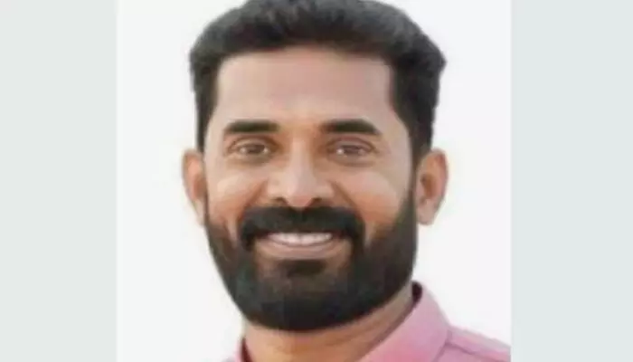 വോട്ടിംഗ് യന്ത്രത്തിന് ഒരു കുഴപ്പവുമില്ല; എണ്ണിയതും എല്ലാം കിറുകൃത്യം; രണ്ട് സ്ഥാനാർത്ഥികൾക്കും തുല്യ വോട്ട് ലഭിച്ചതോടെ കൗതുകം; നറുക്കെടുപ്പിൽ ട്വിസ്റ്റ് വോട്ടിംഗ് യന്ത്രത്തിന് ഒരു കുഴപ്പവുമില്ല; എണ്ണിയതും എല്ലാം കിറുകൃത്യം; രണ്ട് സ്ഥാനാർത്ഥികൾക്കും തുല്യ വോട്ട് ലഭിച്ചതോടെ കൗതുകം; നറുക്കെടുപ്പിൽ ട്വിസ്റ്റ്