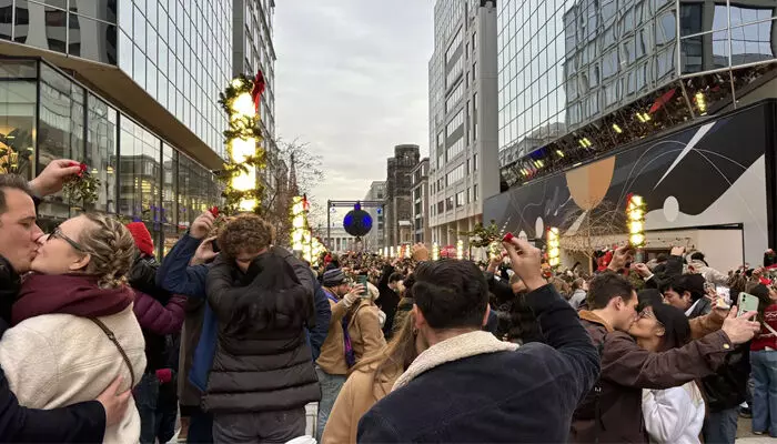 ഭീമൻ ചെടിക്ക് കീഴിൽ നിറയെ ഇണക്കുരുവികൾ; ഒരേ സമയം പരസ്പ്പരം ചുംബിച്ചത് 1,435 ദമ്പതികൾ; പ്രണയ നിമിഷത്തിന് സാക്ഷിയായി വാഷിംഗ്ടൺ ഡിസി ഭീമൻ ചെടിക്ക് കീഴിൽ നിറയെ ഇണക്കുരുവികൾ; ഒരേ സമയം പരസ്പ്പരം ചുംബിച്ചത് 1,435 ദമ്പതികൾ; പ്രണയ നിമിഷത്തിന് സാക്ഷിയായി വാഷിംഗ്ടൺ ഡിസി