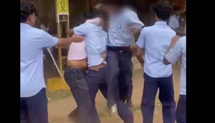 ഇന്സ്റ്റഗ്രാമിലെ കമന്റിനെ ചൊല്ലി തര്ക്കം; പത്താം ക്ലാസ് - പ്ലസ് വണ് വിദ്യാര്ത്ഥികള് തമ്മില് കൂട്ടത്തല്ല് ഇന്സ്റ്റഗ്രാമിലെ കമന്റിനെ ചൊല്ലി തര്ക്കം; പത്താം ക്ലാസ് - പ്ലസ് വണ് വിദ്യാര്ത്ഥികള് തമ്മില് കൂട്ടത്തല്ല്