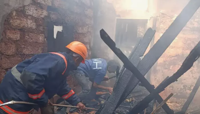 വീട്ടിൽ ഭക്ഷണം പാചകം ചെയ്യുന്ന സമയത്ത് അപകടം; ഗ്യാസ് അടുപ്പിൽ നിന്ന് തീ ആളിക്കത്തി വ്യാപക നാശനഷ്ടം; കുടുംബം രക്ഷപ്പെട്ടത് ഭാഗ്യം കൊണ്ട് വീട്ടിൽ ഭക്ഷണം പാചകം ചെയ്യുന്ന സമയത്ത് അപകടം; ഗ്യാസ് അടുപ്പിൽ നിന്ന് തീ ആളിക്കത്തി വ്യാപക നാശനഷ്ടം; കുടുംബം രക്ഷപ്പെട്ടത് ഭാഗ്യം കൊണ്ട്