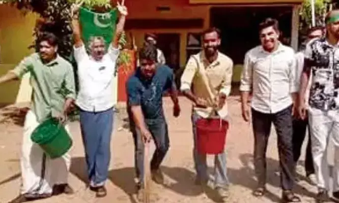 യുഡിഎഫ് ഭരണം പിടിച്ചതിന് പിന്നാലെ പഞ്ചായത്തില് പ്രതീകാത്മക ശുദ്ധീകരണം; ജാതി അധിക്ഷേപമെന്ന് ഉണ്ണി വേങ്ങേരി; യുഡിഎഫിന് വോട്ട് ചെയ്ത ദളിത് വിഭാഗങ്ങളോട് ചെയ്ത അനീതിയെന്നും പ്രതികരണം; മാനസിക വിഷമമുണ്ടായിട്ടുണ്ടെങ്കില് ഖേദം പ്രകടിപ്പിക്കുമെന്ന് മുസ്ലീം ലീഗ് യുഡിഎഫ് ഭരണം പിടിച്ചതിന് പിന്നാലെ പഞ്ചായത്തില് പ്രതീകാത്മക ശുദ്ധീകരണം; ജാതി അധിക്ഷേപമെന്ന് ഉണ്ണി വേങ്ങേരി; യുഡിഎഫിന് വോട്ട് ചെയ്ത ദളിത് വിഭാഗങ്ങളോട് ചെയ്ത അനീതിയെന്നും പ്രതികരണം; മാനസിക വിഷമമുണ്ടായിട്ടുണ്ടെങ്കില് ഖേദം പ്രകടിപ്പിക്കുമെന്ന് മുസ്ലീം ലീഗ്