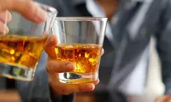 ക്ലാസ് മുറിയില് വട്ടത്തിലിരുന്ന് മദ്യപിച്ച് ഒന്പതാം ക്ലാസിലെ പെണ്കുട്ടികള്; ദൃശ്യങ്ങള് ഫോണില് പകര്ത്തി മറ്റൊരു പെണ്കുട്ടി: പ്ലാസ്റ്റിക് ഗ്ലാസില് മദ്യം ഒഴിച്ചു കുടിക്കുന്ന ദൃശ്യങ്ങള് പുറത്ത് വന്നതോടെ അന്വേഷണത്തിന് ഉത്തരവിട്ട് സര്ക്കാര് ക്ലാസ് മുറിയില് വട്ടത്തിലിരുന്ന് മദ്യപിച്ച് ഒന്പതാം ക്ലാസിലെ പെണ്കുട്ടികള്; ദൃശ്യങ്ങള് ഫോണില് പകര്ത്തി മറ്റൊരു പെണ്കുട്ടി: പ്ലാസ്റ്റിക് ഗ്ലാസില് മദ്യം ഒഴിച്ചു കുടിക്കുന്ന ദൃശ്യങ്ങള് പുറത്ത് വന്നതോടെ അന്വേഷണത്തിന് ഉത്തരവിട്ട് സര്ക്കാര്