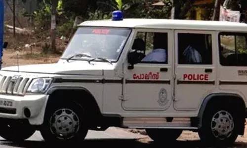 ബസ്സ്റ്റാന്‍ഡില്‍ പെണ്‍കുട്ടിയോട് അശ്ലീലം പറഞ്ഞു; യുവാവിന്റെ തല അടിച്ചു പൊട്ടിച്ച് പെണ്‍കുട്ടിയുടെ സുഹൃത്ത്