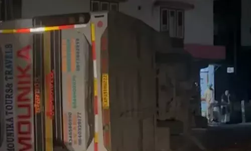 ശബരിമല തീര്ഥാടകര് സഞ്ചരിച്ചിരുന്ന ബസ് മറിഞ്ഞ് അപകടം; പുലര്ച്ചെ രണ്ട് മണിയോടെ ഉണ്ടായ അപകടത്തില് തീര്ത്ഥാടകന്റെ കാല് അറ്റുപോയി ശബരിമല തീര്ഥാടകര് സഞ്ചരിച്ചിരുന്ന ബസ് മറിഞ്ഞ് അപകടം; പുലര്ച്ചെ രണ്ട് മണിയോടെ ഉണ്ടായ അപകടത്തില് തീര്ത്ഥാടകന്റെ കാല് അറ്റുപോയി