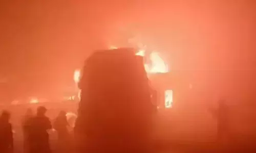 കനത്ത പുകമഞ്ഞിനെ തുടര്ന്ന് കാഴ്ച മറഞ്ഞു; ഡല്ഹി-ആഗ്ര യമുന എക്സ്പ്രസ്വേയില് വാഹനങ്ങള് കൂട്ടിയിടിച്ച് തീപിടിച്ച് നാലു പേര് മരിച്ചു കനത്ത പുകമഞ്ഞിനെ തുടര്ന്ന് കാഴ്ച മറഞ്ഞു; ഡല്ഹി-ആഗ്ര യമുന എക്സ്പ്രസ്വേയില് വാഹനങ്ങള് കൂട്ടിയിടിച്ച് തീപിടിച്ച് നാലു പേര് മരിച്ചു