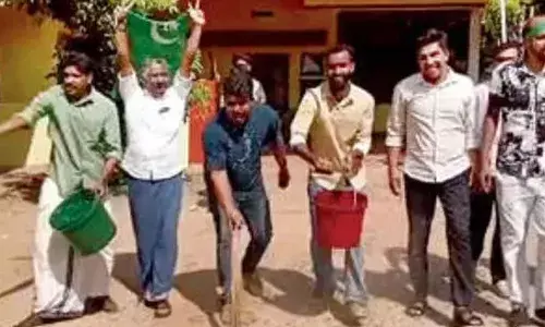 യുഡിഎഫ് ഭരണം പിടിച്ചതിന് പിന്നാലെ പഞ്ചായത്തില് പ്രതീകാത്മക ശുദ്ധീകരണം; ജാതി അധിക്ഷേപമെന്ന് ഉണ്ണി വേങ്ങേരി; യുഡിഎഫിന് വോട്ട് ചെയ്ത ദളിത് വിഭാഗങ്ങളോട് ചെയ്ത അനീതിയെന്നും പ്രതികരണം; മാനസിക വിഷമമുണ്ടായിട്ടുണ്ടെങ്കില് ഖേദം പ്രകടിപ്പിക്കുമെന്ന് മുസ്ലീം ലീഗ് യുഡിഎഫ് ഭരണം പിടിച്ചതിന് പിന്നാലെ പഞ്ചായത്തില് പ്രതീകാത്മക ശുദ്ധീകരണം; ജാതി അധിക്ഷേപമെന്ന് ഉണ്ണി വേങ്ങേരി; യുഡിഎഫിന് വോട്ട് ചെയ്ത ദളിത് വിഭാഗങ്ങളോട് ചെയ്ത അനീതിയെന്നും പ്രതികരണം; മാനസിക വിഷമമുണ്ടായിട്ടുണ്ടെങ്കില് ഖേദം പ്രകടിപ്പിക്കുമെന്ന് മുസ്ലീം ലീഗ്