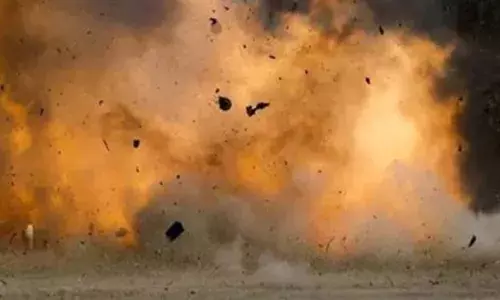 കണ്ണൂരിനെ ഞെട്ടിച്ച് ബോംബ് സ്ഫോടനം; ഉഗ്ര ശബ്ദത്തിൽ പൊട്ടിത്തെറി; സിപിഎം പ്രവർത്തകന്റെ കൈപ്പത്തി ചിതറിതെറിച്ച നിലയിൽ; പോലീസ് അടക്കം സ്ഥലത്തെത്തി; നടുക്കം മാറാതെ പ്രദേശം