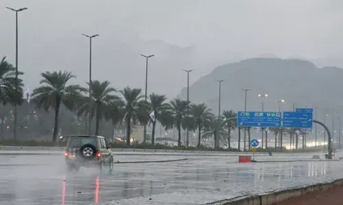 സൗദിയിൽ തകർത്തുപെയ്ത് മഴ; റോഡുകളിൽ മുഴുവൻ വെള്ളക്കെട്ട്; നിരവധി വാഹനങ്ങൾ മുങ്ങി; ജാഗ്രത പാലിക്കണമെന്ന് അധികൃതർ