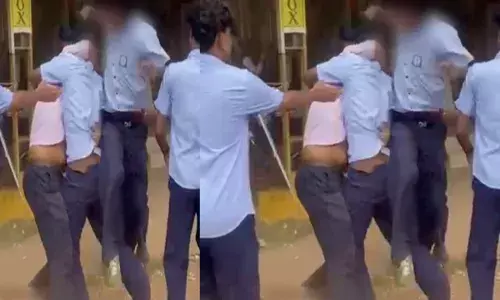 ഇരുടീമും രണ്ടുംകല്പിച്ച് നടന്നെത്തി; കുറച്ച് നേരം തർക്കിച്ച ശേഷം നല്ല ഇടിപൊട്ടി; ട്യൂബ് ലൈറ്റ് പ്രയോഗത്തിൽ പരിഭ്രാന്തി; പിന്നിലെ കാരണം കേട്ട് തലപുകഞ്ഞ് അധ്യാപകർ