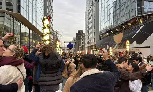 ഭീമൻ ചെടിക്ക് കീഴിൽ നിറയെ ഇണക്കുരുവികൾ; ഒരേ സമയം പരസ്പ്പരം ചുംബിച്ചത് 1,435 ദമ്പതികൾ; പ്രണയ നിമിഷത്തിന് സാക്ഷിയായി വാഷിംഗ്ടൺ ഡിസി