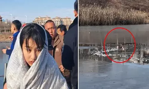 മഞ്ഞുമൂടിയ പ്രദേശത്ത് കളിച്ചുകൊണ്ടിരിക്കെ തടാകത്തിന് മുകളിലെ ഐസ് പാളിയിൽ നിന്ന് തണുത്തുറഞ്ഞ വെള്ളത്തിലേക്ക് വീണു; 4 വയസുകാരന് രക്ഷകയായി പെണ്‍കുട്ടി