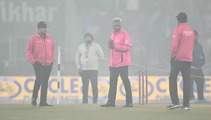 മൂടല് മഞ്ഞ് ചതിച്ചാശാനേ! സഞ്ജുവിന് വീണ്ടും നിര്ഭാഗ്യം; ഇന്ത്യ-ദക്ഷിണാഫ്രിക്ക നാലാം ട്വന്റി 20 മത്സരം ടോസ് പോലും ഇടാനാകാതെ ഉപേക്ഷിച്ചു; പരമ്പര കൈവിടാതെ ഇന്ത്യ മൂടല് മഞ്ഞ് ചതിച്ചാശാനേ! സഞ്ജുവിന് വീണ്ടും നിര്ഭാഗ്യം; ഇന്ത്യ-ദക്ഷിണാഫ്രിക്ക നാലാം ട്വന്റി 20 മത്സരം ടോസ് പോലും ഇടാനാകാതെ ഉപേക്ഷിച്ചു; പരമ്പര കൈവിടാതെ ഇന്ത്യ