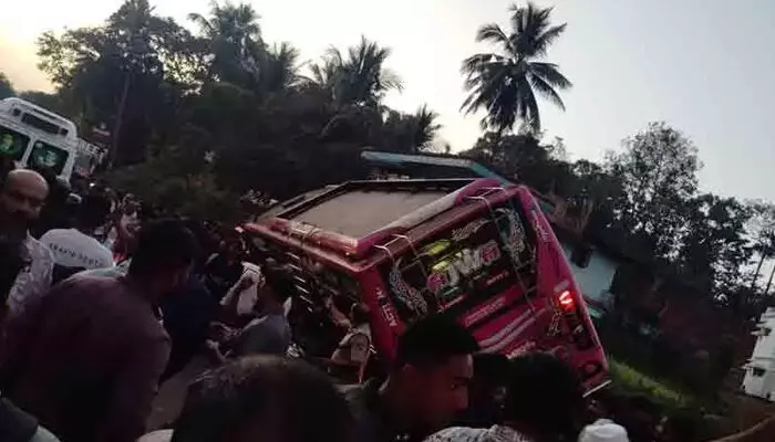 സ്കൂട്ടറിനെ വെട്ടിക്കുന്ന ബസ് നിയന്ത്രണം വിട്ട് പറമ്പിലേക്ക് പാഞ്ഞുകയറി; കാറിന് മുകളില് ചെരിഞ്ഞു വീണു; യാത്രക്കാര്ക്ക് പരിക്ക് സ്കൂട്ടറിനെ വെട്ടിക്കുന്ന ബസ് നിയന്ത്രണം വിട്ട് പറമ്പിലേക്ക് പാഞ്ഞുകയറി; കാറിന് മുകളില് ചെരിഞ്ഞു വീണു; യാത്രക്കാര്ക്ക് പരിക്ക്