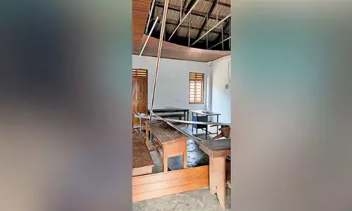കുട്ടികള്‍ പഠിച്ചുകൊണ്ടിരിക്കുമ്പോള്‍ ക്ലാസ് മുറിയുടെ സീലിങ് തകര്‍ന്ന് വീണു; പുറത്തേക്ക് ഓടിരക്ഷപ്പെട്ട് വിദ്യാര്‍ത്ഥികള്‍:  പൊളിഞ്ഞ് വീണത് ഒരു വര്‍ഷം മുമ്പ് പത്ത് ലക്ഷം രൂപ ചിലവിട്ട് നിര്‍മ്മിച്ച സീലിങ്