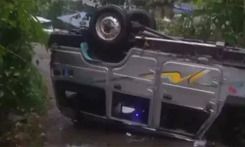 അമിതവേഗവും വാഹനത്തില്‍ ആളുകളെ കുത്തി നിറച്ച് എത്തിച്ചതും അപകടകാരണം; ഇടുക്കി നെടുങ്കണ്ടത്ത് ജീപ്പ് അപകടം