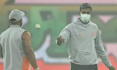 കാലിന് പരിക്കേറ്റ ഗില്‍ പുറത്ത്; ഓപ്പണറായി സഞ്ജു കളിച്ചേക്കും; ലക്‌നൗവില്‍ കനത്ത മൂടല്‍ മഞ്ഞ്; നാലാം ട്വന്റി20 മത്സരത്തിന്റെ ടോസ് വൈകുന്നു