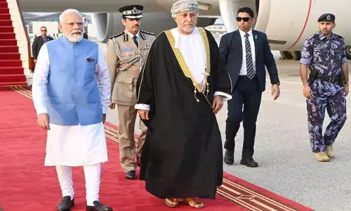 സൗഹൃദ നിമിഷങ്ങള്‍ പങ്കിട്ട് എത്യോപ്യന്‍ പ്രധാനമന്ത്രിയുടെ കാറില്‍ യാത്ര;   പിന്നാലെ രണ്ട് ദിവസത്തെ ഔദ്യോഗിക സന്ദര്‍ശനത്തിനായി പ്രധാനമന്ത്രി നരേന്ദ്ര മോദി ഒമാനില്‍