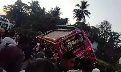 സ്‌കൂട്ടറിനെ വെട്ടിക്കുന്ന ബസ് നിയന്ത്രണം വിട്ട് പറമ്പിലേക്ക് പാഞ്ഞുകയറി; കാറിന് മുകളില്‍ ചെരിഞ്ഞു വീണു; യാത്രക്കാര്‍ക്ക് പരിക്ക്