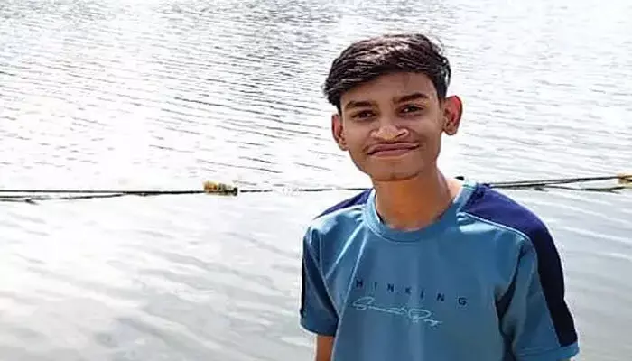 പുഴയില് മുങ്ങിത്താഴ്ന്ന മൂന്ന് വയസ്സുകാരനെ രക്ഷിച്ച് പ്ലസ് ടു വിദ്യാര്ത്ഥി; സ്വന്തം ജീവന് പണയം വെച്ചും പിഞ്ചുകുഞ്ഞിനെ രക്ഷിച്ച അനശ്വറിന് നാടിന്റെ അഭിനന്ദന പ്രവാഹം പുഴയില് മുങ്ങിത്താഴ്ന്ന മൂന്ന് വയസ്സുകാരനെ രക്ഷിച്ച് പ്ലസ് ടു വിദ്യാര്ത്ഥി; സ്വന്തം ജീവന് പണയം വെച്ചും പിഞ്ചുകുഞ്ഞിനെ രക്ഷിച്ച അനശ്വറിന് നാടിന്റെ അഭിനന്ദന പ്രവാഹം