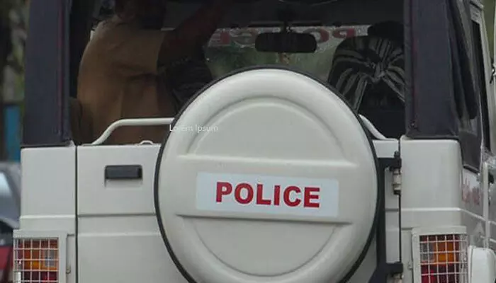 യുവതിയെ ആദ്യ ഭര്ത്താവു വീട്ടില്കയറി വെട്ടി; വധശ്രമത്തിന് കേസെടുത്ത് പോലിസ് യുവതിയെ ആദ്യ ഭര്ത്താവു വീട്ടില്കയറി വെട്ടി; വധശ്രമത്തിന് കേസെടുത്ത് പോലിസ്