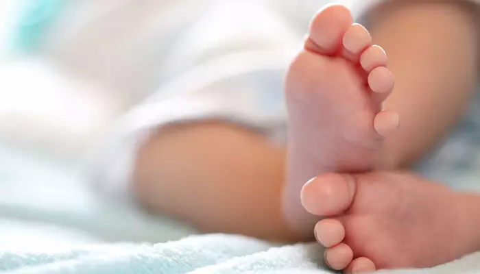 ഉറങ്ങുകയായിരുന്ന കുട്ടിയെ തോളിലെടുത്ത് വെള്ളം കോരുന്നതിനിടെ അമ്മയുടെ കയ്യില്നിന്ന് കിണറ്റിലേക്ക് വീണു; ഒന്നര വയസുകാരിക്ക് ദാരുണാന്ത്യം; കേസെടുത്ത് പൊലീസ് ഉറങ്ങുകയായിരുന്ന കുട്ടിയെ തോളിലെടുത്ത് വെള്ളം കോരുന്നതിനിടെ അമ്മയുടെ കയ്യില്നിന്ന് കിണറ്റിലേക്ക് വീണു; ഒന്നര വയസുകാരിക്ക് ദാരുണാന്ത്യം; കേസെടുത്ത് പൊലീസ്