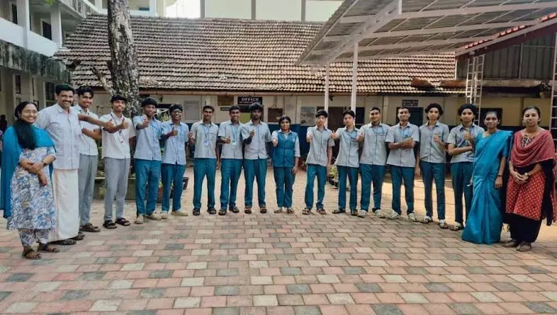 പേരിലും രൂപത്തിലും ഒരേപോലെ പതിന്നാല് സഹോദരങ്ങള്; ഏഴു ജോഡി ഇരട്ടകളുടെ സംഗമവുമായി കലഞ്ഞൂര് വിഎച്ച്എസ്എസിലെ എന്എസ്എസ് യൂണിറ്റ്; കൗതുകക്കാഴ്ച ഇരട്ടകളുടെ ദേശീയദിനാചരണത്തിന്റെ ഭാഗമായി പേരിലും രൂപത്തിലും ഒരേപോലെ പതിന്നാല് സഹോദരങ്ങള്; ഏഴു ജോഡി ഇരട്ടകളുടെ സംഗമവുമായി കലഞ്ഞൂര് വിഎച്ച്എസ്എസിലെ എന്എസ്എസ് യൂണിറ്റ്; കൗതുകക്കാഴ്ച ഇരട്ടകളുടെ ദേശീയദിനാചരണത്തിന്റെ ഭാഗമായി