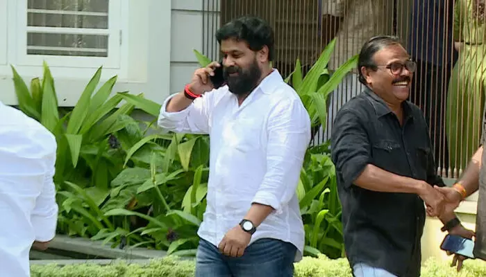സിനിമ പ്രൊമോഷന് വിദേശത്തുപോകണമെന്ന് ദിലീപ് കോടതിയില്; പാസ്പോര്ട്ട് വിട്ടുനല്കും; കുറ്റവിമുക്തനാക്കപ്പെട്ടതോടെ ജാമ്യബോണ്ടുകള് അവസാനിച്ചെന്ന് കോടതി സിനിമ പ്രൊമോഷന് വിദേശത്തുപോകണമെന്ന് ദിലീപ് കോടതിയില്; പാസ്പോര്ട്ട് വിട്ടുനല്കും; കുറ്റവിമുക്തനാക്കപ്പെട്ടതോടെ ജാമ്യബോണ്ടുകള് അവസാനിച്ചെന്ന് കോടതി