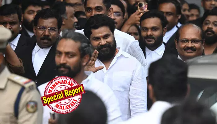 ബാലചന്ദ്രകുമാര് പൊലീസിന് മൊഴി നല്കുന്നതിന് മുന്പ് ചാനലിന് ഇന്റര്വ്യൂ നല്കി; കോടതിയില് പറയാത്ത പലതും ചാനലുകളില് പറഞ്ഞു; അടച്ചിട്ട കോടതി മുറിയിലെ വാദങ്ങള് ചോര്ത്തി; നടിയെ ആക്രമിച്ച കേസില് അന്വേഷണ ഉദ്യോഗസ്ഥനെതിരെ ദിലീപ് ബാലചന്ദ്രകുമാര് പൊലീസിന് മൊഴി നല്കുന്നതിന് മുന്പ് ചാനലിന് ഇന്റര്വ്യൂ നല്കി; കോടതിയില് പറയാത്ത പലതും ചാനലുകളില് പറഞ്ഞു; അടച്ചിട്ട കോടതി മുറിയിലെ വാദങ്ങള് ചോര്ത്തി; നടിയെ ആക്രമിച്ച കേസില് അന്വേഷണ ഉദ്യോഗസ്ഥനെതിരെ ദിലീപ്