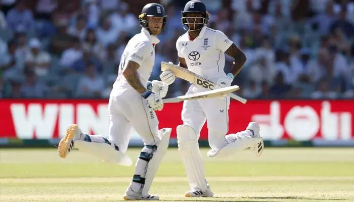 അഡ്ലെയ്ഡില് തകര്ന്നടിഞ്ഞ് ഇംഗ്ലണ്ടിന് ബാറ്റിംഗ് നിര; പന്തുകൊണ്ട് കാലിന് പരിക്കേറ്റിട്ടും പോരാട്ടം തുടര്ന്ന് ബെന് സ്റ്റോക്സ്; കൂട്ടായി ജോഫ്ര ആര്ച്ചര്; ലീഡ് ഉറപ്പിക്കാന് ഓസിസും അഡ്ലെയ്ഡില് തകര്ന്നടിഞ്ഞ് ഇംഗ്ലണ്ടിന് ബാറ്റിംഗ് നിര; പന്തുകൊണ്ട് കാലിന് പരിക്കേറ്റിട്ടും പോരാട്ടം തുടര്ന്ന് ബെന് സ്റ്റോക്സ്; കൂട്ടായി ജോഫ്ര ആര്ച്ചര്; ലീഡ് ഉറപ്പിക്കാന് ഓസിസും