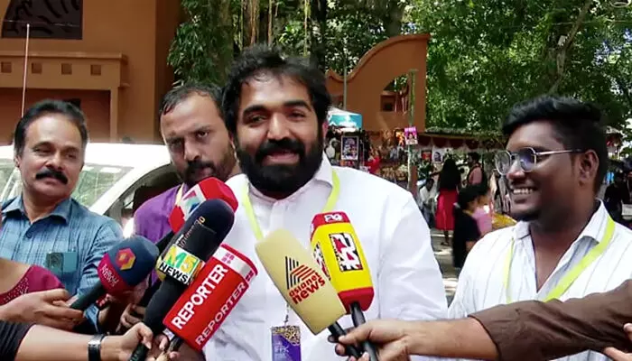 പലസ്തീന് രാഷ്ട്രീയം പറയുന്ന ചിത്രങ്ങള് കേന്ദ്രം വിലക്കി; കേരള രാഷ്ട്രീയം പറയുന്ന പാട്ട് സംസ്ഥാന സര്ക്കാരും വിലക്കി; ഇഷ്ടമില്ലാത്തത് വിലക്കുന്നതില് കേന്ദ്രവും കേരളവും മുണ്ടും ജാക്കറ്റും പോലെ; ഐഎഫ്എഫ്കെ വേദിയില് പോറ്റിയേ കേറ്റിയേ പാടി ചാണ്ടി ഉമ്മന്റെ പ്രതിഷേധം പലസ്തീന് രാഷ്ട്രീയം പറയുന്ന ചിത്രങ്ങള് കേന്ദ്രം വിലക്കി; കേരള രാഷ്ട്രീയം പറയുന്ന പാട്ട് സംസ്ഥാന സര്ക്കാരും വിലക്കി; ഇഷ്ടമില്ലാത്തത് വിലക്കുന്നതില് കേന്ദ്രവും കേരളവും മുണ്ടും ജാക്കറ്റും പോലെ; ഐഎഫ്എഫ്കെ വേദിയില് പോറ്റിയേ കേറ്റിയേ പാടി ചാണ്ടി ഉമ്മന്റെ പ്രതിഷേധം