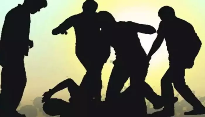 അടികൊണ്ട് ആകെ അവശനായ ഒരാൾ; കാര്യം തിരക്കിയപ്പോൾ കള്ളനെന്നും ആരോപണം; വാളയാറിൽ മർദ്ദനമേറ്റ അന്യ സംസ്ഥാന തൊഴിലാളി മരിച്ചു; മൂന്ന് പേരെ അറസ്റ്റ് ചെയ്ത് പോലീസ് അടികൊണ്ട് ആകെ അവശനായ ഒരാൾ; കാര്യം തിരക്കിയപ്പോൾ കള്ളനെന്നും ആരോപണം; വാളയാറിൽ മർദ്ദനമേറ്റ അന്യ സംസ്ഥാന തൊഴിലാളി മരിച്ചു; മൂന്ന് പേരെ അറസ്റ്റ് ചെയ്ത് പോലീസ്