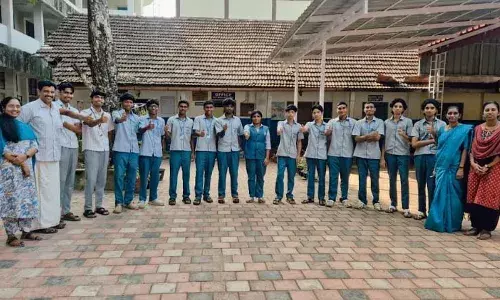 പേരിലും രൂപത്തിലും ഒരേപോലെ  പതിന്നാല് സഹോദരങ്ങള്‍; ഏഴു ജോഡി ഇരട്ടകളുടെ സംഗമവുമായി കലഞ്ഞൂര്‍ വിഎച്ച്എസ്എസിലെ എന്‍എസ്എസ് യൂണിറ്റ്; കൗതുകക്കാഴ്ച ഇരട്ടകളുടെ ദേശീയദിനാചരണത്തിന്റെ ഭാഗമായി