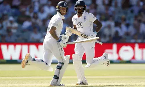 അഡ്ലെയ്ഡില്‍ തകര്‍ന്നടിഞ്ഞ് ഇംഗ്ലണ്ടിന് ബാറ്റിംഗ് നിര;  പന്തുകൊണ്ട് കാലിന് പരിക്കേറ്റിട്ടും പോരാട്ടം തുടര്‍ന്ന് ബെന്‍ സ്റ്റോക്‌സ്;  കൂട്ടായി ജോഫ്ര ആര്‍ച്ചര്‍; ലീഡ് ഉറപ്പിക്കാന്‍ ഓസിസും